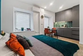 Stylish & Cozy Gem: 15-min Walk to Center, Parking - Image 5