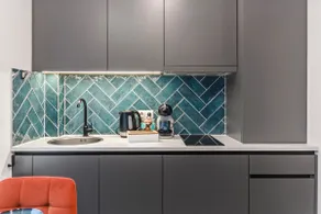 Stylish & Cozy Gem: 15-min Walk to Center, Parking - Image 4