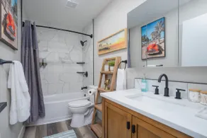 New! Charming & Modern Getaway Home in Springfield - Image 5
