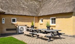 large pool cottage near water - Image 3