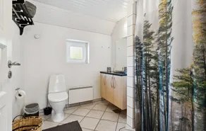 large pool cottage near water - Image 5