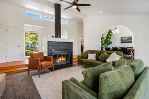 Casa Lobo Lakefront Getaway - Image 2