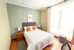 Spacious and Central Apartment - Image 5