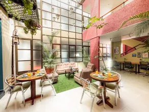 Spacious and Central Apartment - Image 2