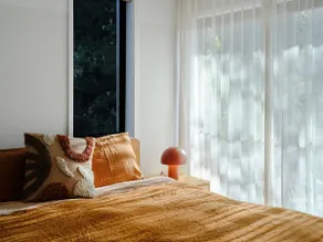 2B 2B Luxe Architect-Designed Apartment Kingston - Image 3