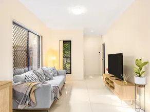 3BD Townhouse close to shops, transport with carpark - Image 3