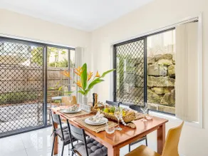 3BD Townhouse close to shops, transport with carpark - Image 4