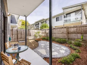 3BD Townhouse close to shops, transport with carpark - Image 5