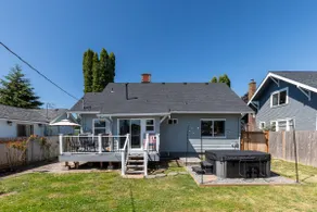 Relaxing getaway w/ hot tub & yard - Image 4