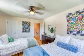 King Bed! Only 1.5 blocks to IMS-5 mi to downtown! - Image 4