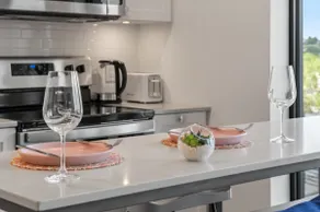ᯓ Stylish Sunlit Suite•FREE Parking•Bridgeland - Image 3