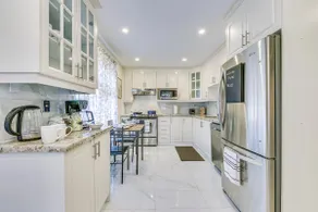 BIG 7 Bed Home w/ Pool Table & BBQ near Airport - Image 2
