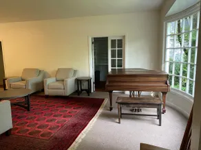 Luxury 1st Floor Apt Near Square - Image 5