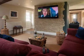 Fabulous 5* Cotswold Gem with Hot Tub - Image 3
