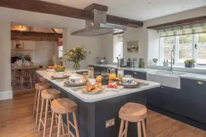 Fabulous 5* Cotswold Gem with Hot Tub - Image 2