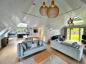 Spacious Dittisham home moments from waterfront - Image 2