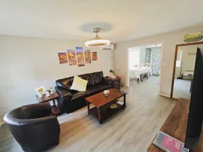 Detached house near metro with private parking - Image 2