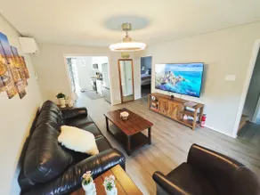 Detached house near metro with private parking - Image 3