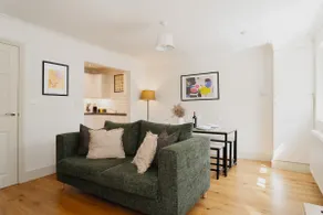 Spacious town centre 3-bed Duplex with car parking - Image 5