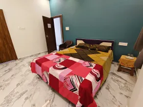 AC Room with Private Balcony | Easy Mahakal Access - Image 5