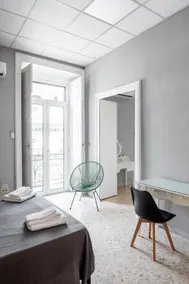Naples Center • Elegant House for 6 with Balcony - Image 4