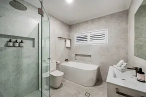 The Ridge - Central Stylish Villa - Image 3