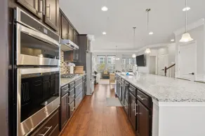 Spacious Upscale Townhome Near Hanover and BWI - Image 2