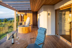 Vineyard house with hot tub and sauna - Image 3