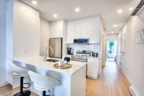 2br Top Montreal Apt for Chic and Cozy Traveler - Image 5