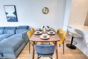 2br Top Montreal Apt for Chic and Cozy Traveler - Image 4