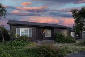 Hot Tub Haven: 3 bed/2bath, 4.2 miles to Hayward - Image 4