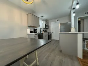 Cozy 1BR • Work-ready Wi-Fi • Self check-in - Image 2