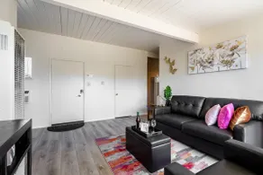 Cozy 2 Bedroom Apartment in Convenient Location - Image 4