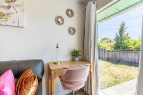 Cozy 2 Bedroom Apartment in Convenient Location - Image 5