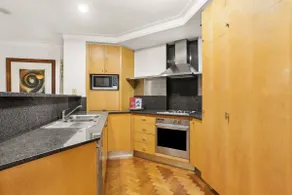 Luxurious Apartment only 250m Walk To Opera House - Image 3