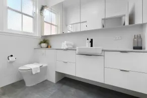 Chic 2BR Apartment with Artful Touches in Bondi - Image 4