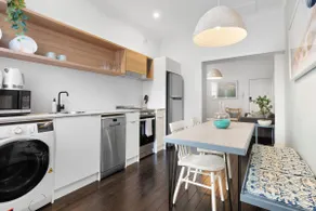 Chic 2BR Apartment with Artful Touches in Bondi - Image 2
