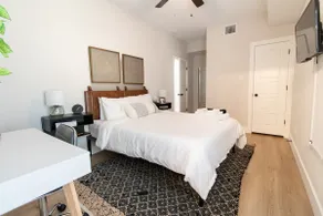Contemporary 2BR| Free Parking & Fast WiFi Near DT - Image 2