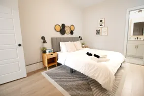 Contemporary 2BR| Free Parking & Fast WiFi Near DT - Image 3