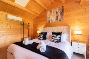 Beautiful Danford House & Lodge with Hot Tub - Image 3