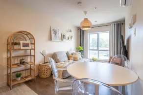 Stylish Oasis: 2 King BR w/Parking,Near DT&Airport - Image 2