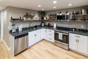 Edenbrook Garden Flat w/ Gym - Image 3