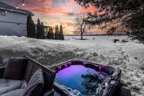 White Oaks Beachfront Hideaway w/ Hot Tub - Barrie - Image 5