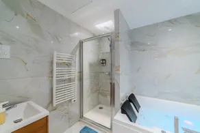 Jacuzzi & Air Conditioning - Roanne city center - Image 3