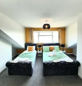 Home in Woodhouse, Leeds,Free 4 Car Parking,Free WiFi - Image 4