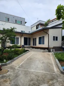 A countryside house in the city center - Image 2