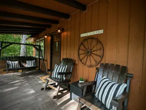 ”Hickory Hideaway” | 5 Mins to I-65 | Sleeps 8 - Image 2