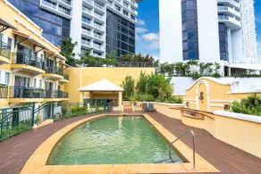 Sapphire Suite—Central Boutique Resort Vibes - Image 4