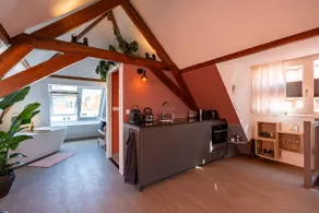 Stylish loft between city center & the beach - Image 4