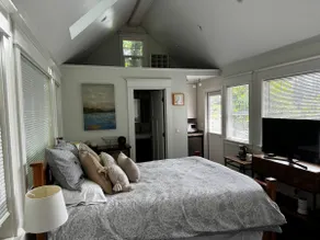 Charming Tiny Forest Home, PDX next to Lake Oswego - Image 4
